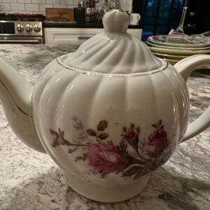 Vintage Porcelain Musical Teapot White
With Roses Gold Trimmed.